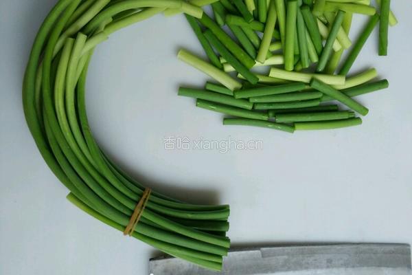 腊肠炒蒜心的做法图解2