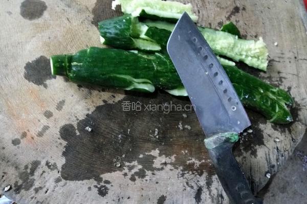 刀拍凉拌黄瓜的做法图解1