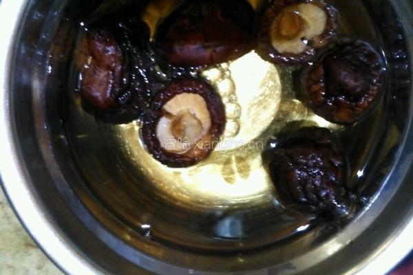 电饭煲猪脚焖花生的做法图解1