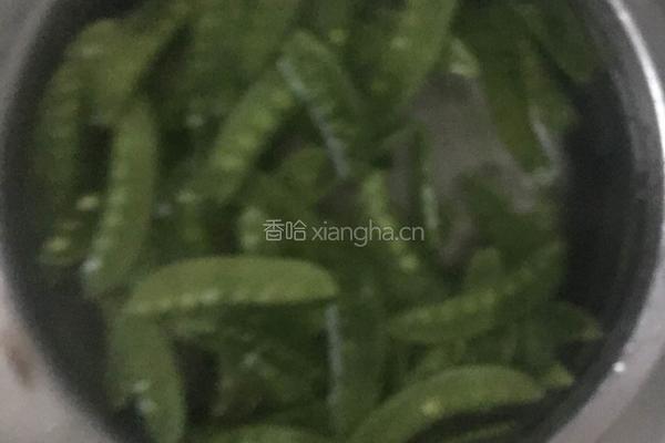 腊肠炒荷兰豆的做法图解1