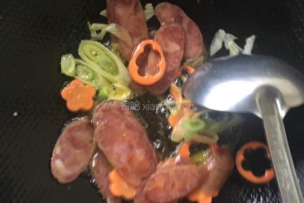 腊肠炒荷兰豆的做法图解2