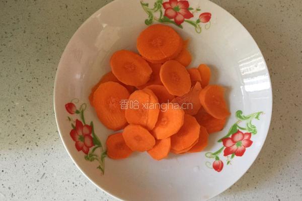 红萝卜炒西兰花的做法图解2