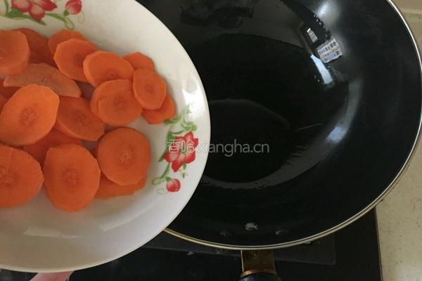 红萝卜炒西兰花的做法图解4