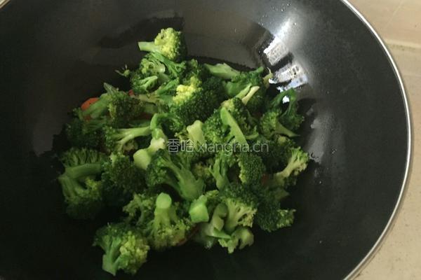 红萝卜炒西兰花的做法图解5