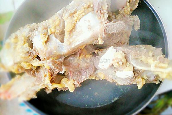 牛骨萝卜汤的做法图解3