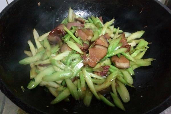 腊肉西芹的做法图解12