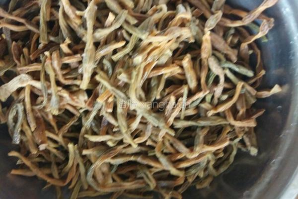 干豆角炒小鸡贴面饼的做法图解2