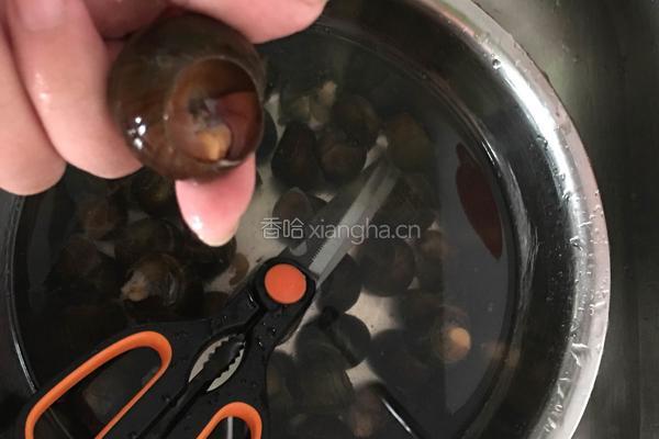 辣炒田螺的做法图解1