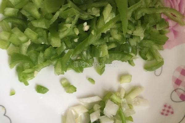 青椒虾米的做法图解1