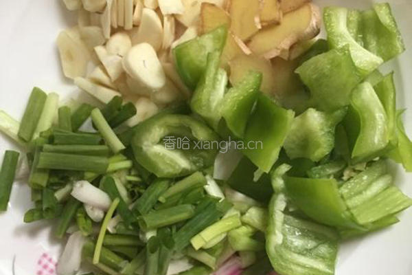 红烧土鸡茄子皮带面的做法图解1