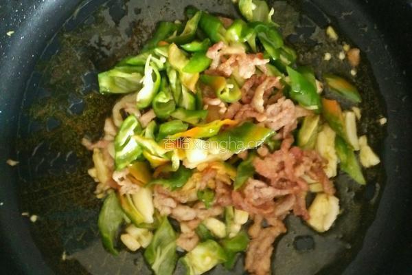 青椒炒火腿的做法图解3