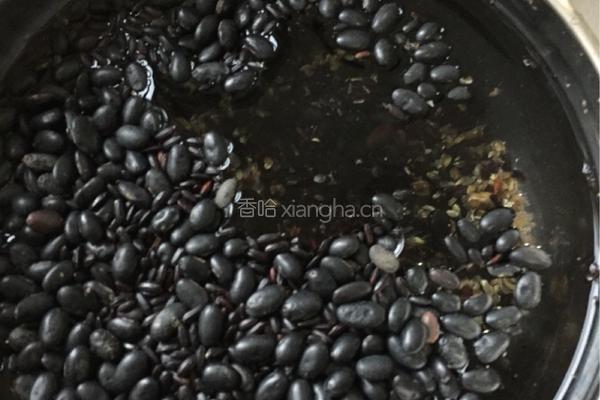 黑豆黑米粥的做法图解2