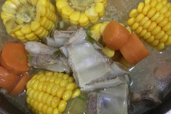胡萝卜玉米排骨汤的做法图解7