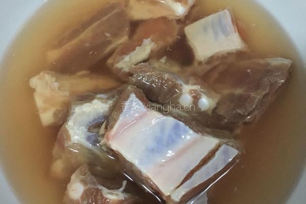 胡萝卜玉米排骨汤的做法图解1