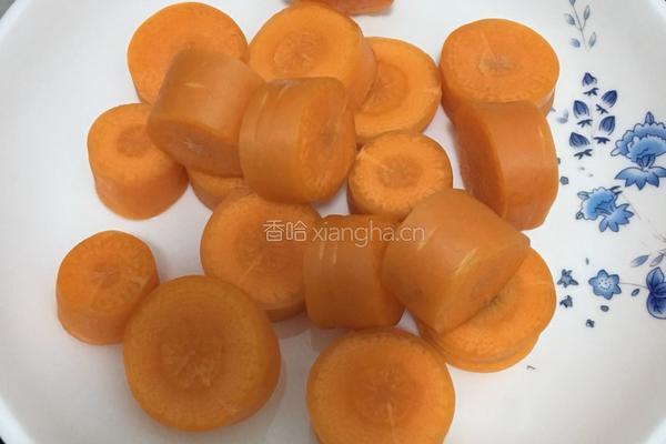 胡萝卜玉米排骨汤的做法图解3