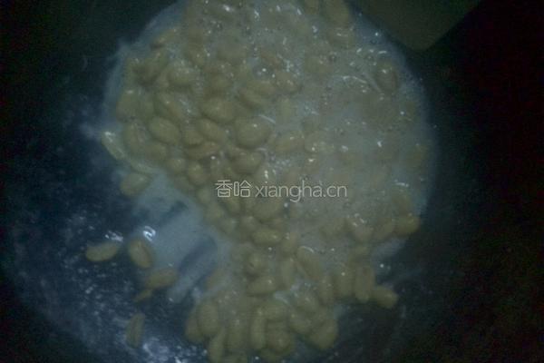 奶香糖衣花生的做法图解2