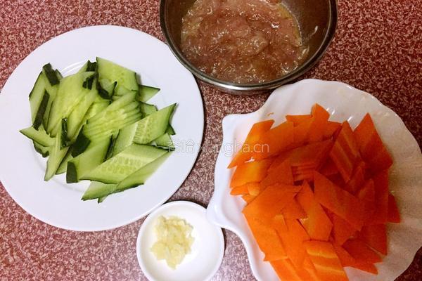 胡萝卜黄瓜炒肉片的做法图解1