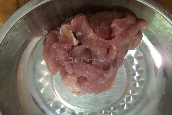 瘦肉炒鸡腿菇的做法图解2