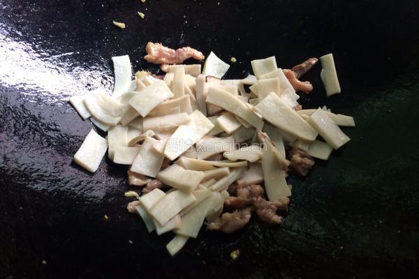 瘦肉炒鸡腿菇的做法图解7