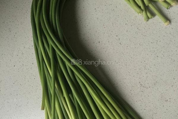 秘制腌蒜苔的做法图解1