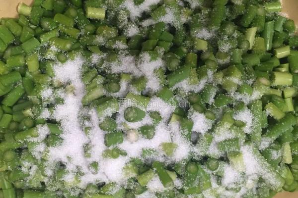 秘制腌蒜苔的做法图解2
