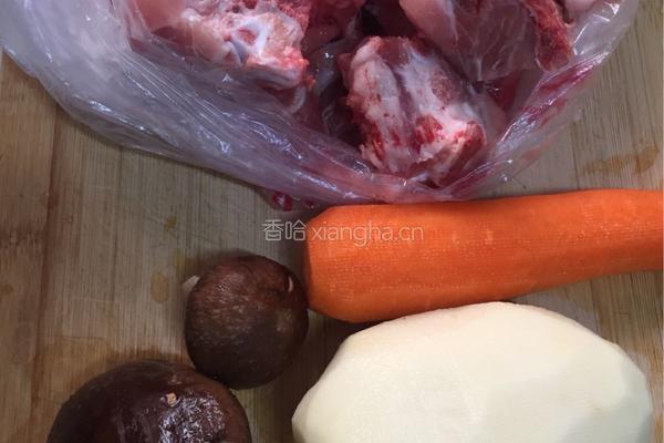 香菇排骨煲的做法图解1