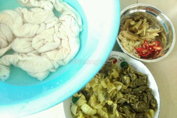 猪大肠炒酸菜的做法图解1