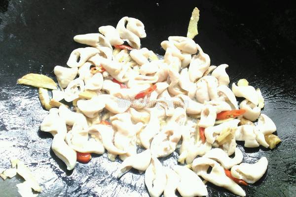 猪大肠炒酸菜的做法图解5
