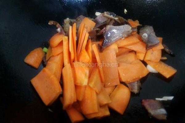 胡萝卜炒腊肉的做法图解11