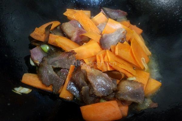 胡萝卜炒腊肉的做法图解12