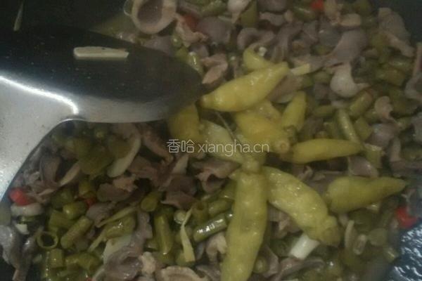 酸豆角炒鸡杂的做法图解8