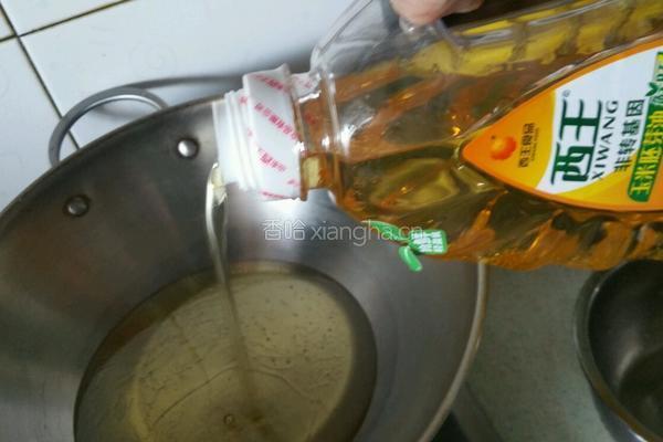 红肠蒜苔土豆条的做法图解1