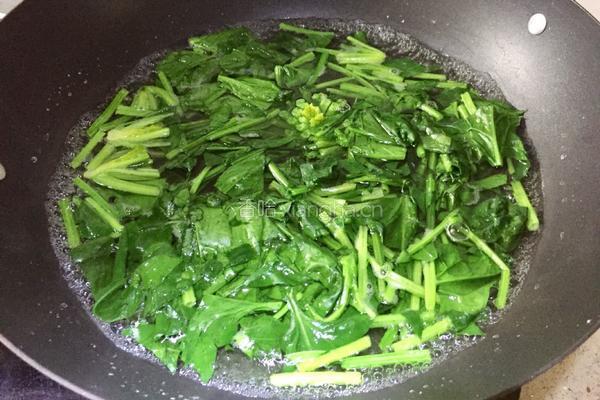 菠菜手擀面的做法图解1