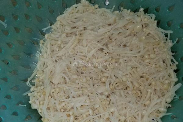 金针菇饺子的做法图解1