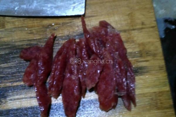 腊肠炒荷兰豆的做法图解2