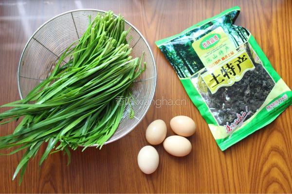 韭菜鸡蛋炒地皮菜的做法图解1