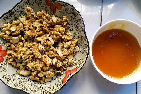 蜂蜜黑桃仁的做法图解2
