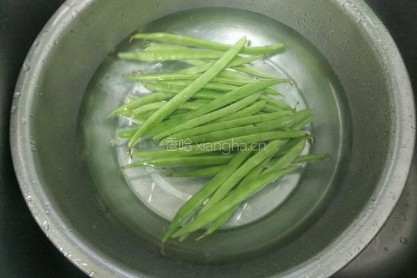 刀豆炒肉末的做法图解1