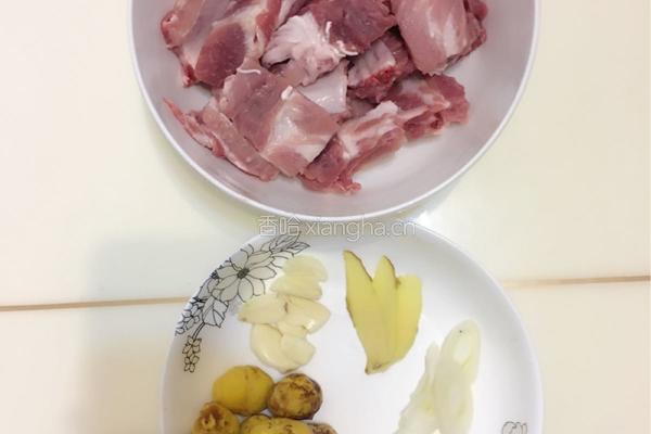 栗子排骨煲的做法图解1