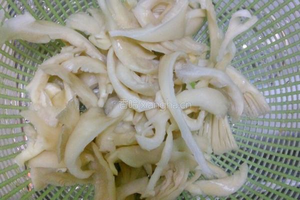 平菇炒鸡蛋的做法图解2