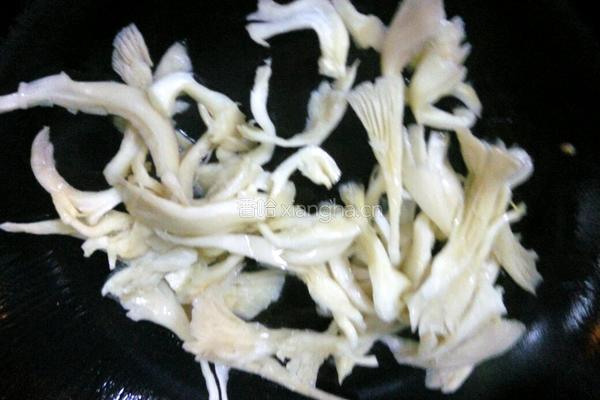 平菇炒鸡蛋的做法图解6