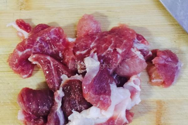 东北酸菜猪肉炖粉条的做法图解1