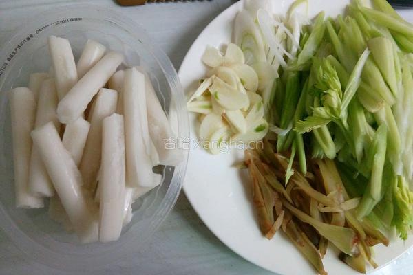 芹菜年糕的做法图解1