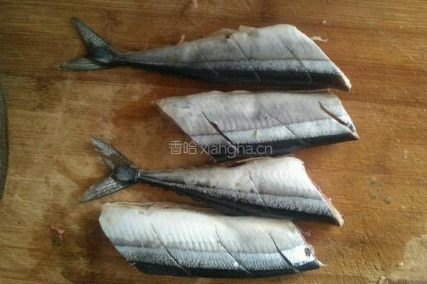 红烧蒜香秋刀鱼的做法图解2