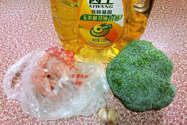 西兰花炒肉的做法图解1