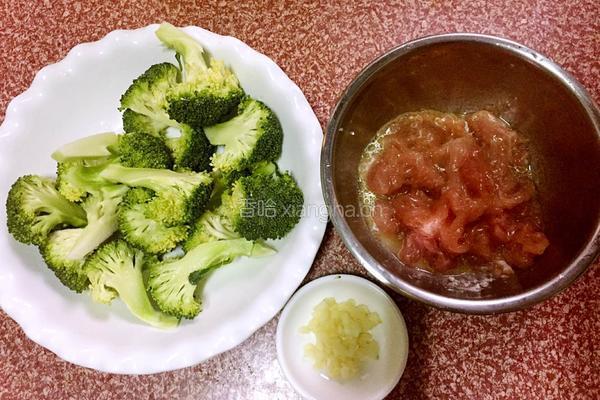 西兰花炒肉的做法图解2
