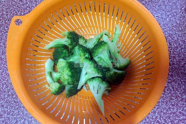 西兰花炒肉的做法图解4