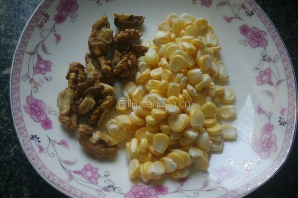 玉米牛奶核桃饮的做法图解1