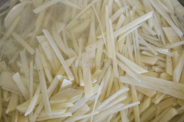 芹菜炒土豆丝的做法图解1