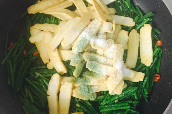 韭菜苔炒白干的做法图解10